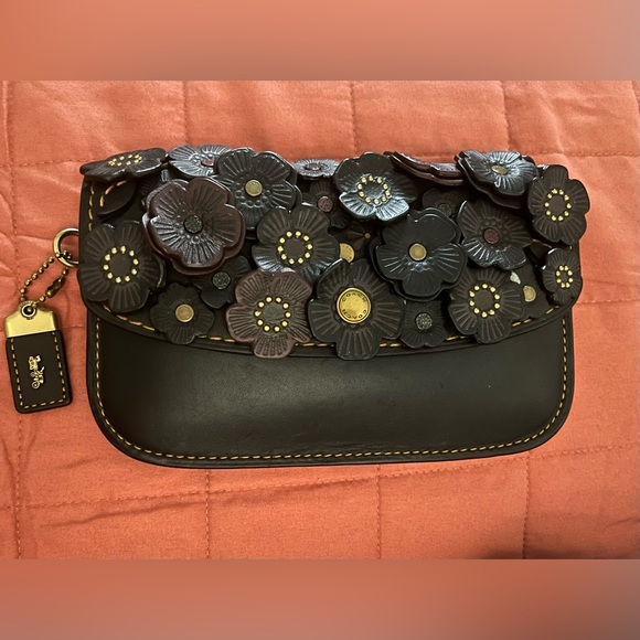 Coach tea rose wristlet - Picture 1 of 6